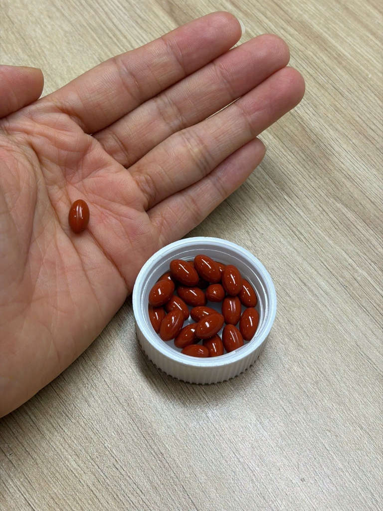 Viên D3 giọt dầu nhỏ gọn trên tay và nắp lọ