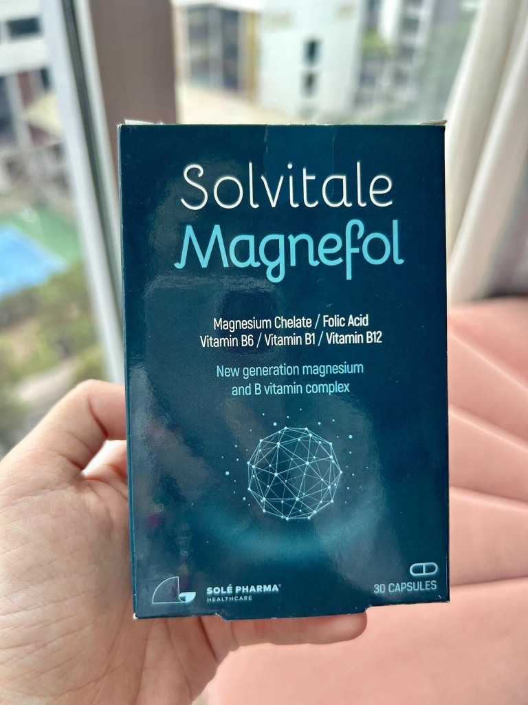 Hộp Solvitale Magnefol cầm trên tay chụp tại nhà